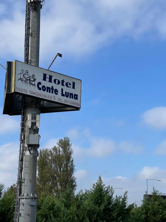 a sign for a hotel cone lounge on a pole at Hotel Conte Luna in Bologna