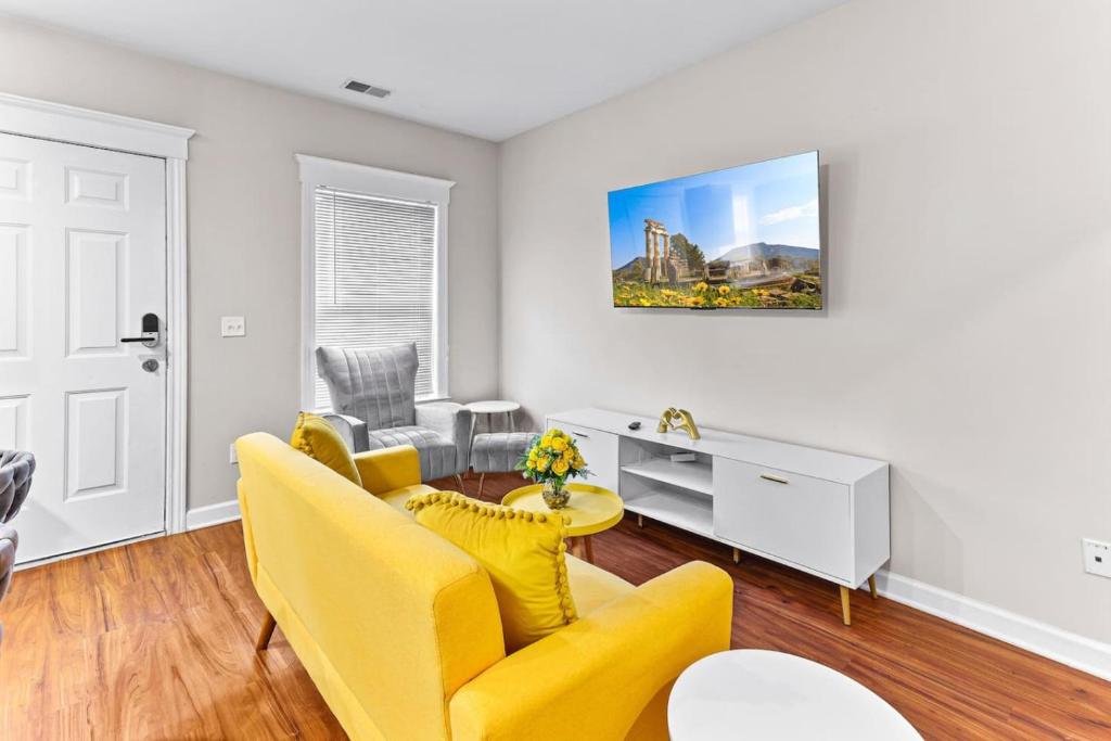 Μια τηλεόραση ή/και κέντρο ψυχαγωγίας στο Stylish & Cozy 2-BR Detroit