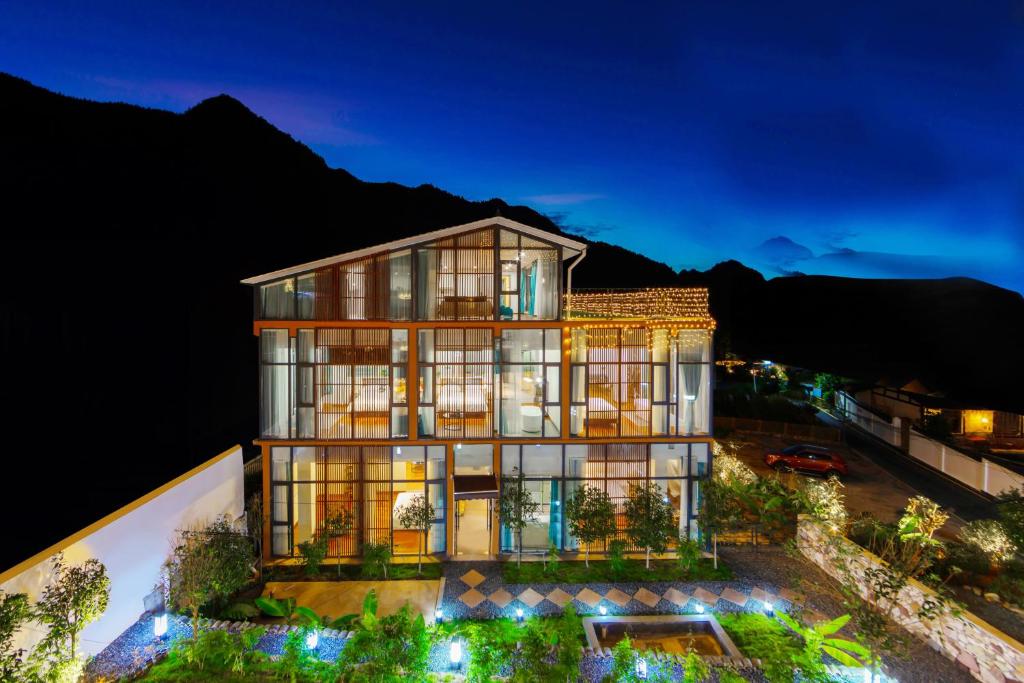 Nespecifikovaný výhled na hory nebo výhled na hory při pohledu z hotelu