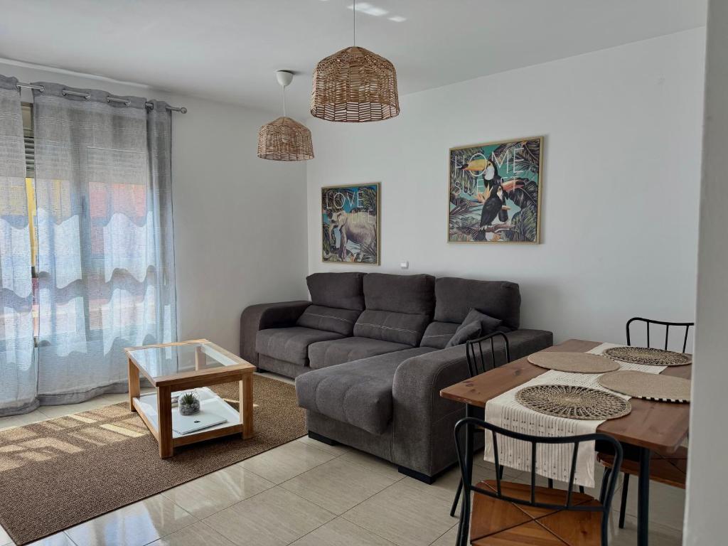 un soggiorno con un divano e un tavolo di Casa Las Arenas a Las Palmas de Gran Canaria