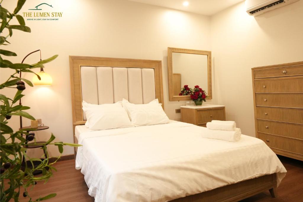 Postel nebo postele na pokoji v ubytování The Lumen Stay - Vinhomes Ocean Park 3
