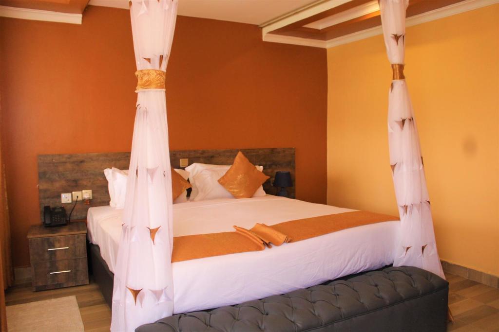 ein Schlafzimmer mit einem Bett mit Moskitonetz in der Unterkunft Jaqanaz Resort in Naro Moru