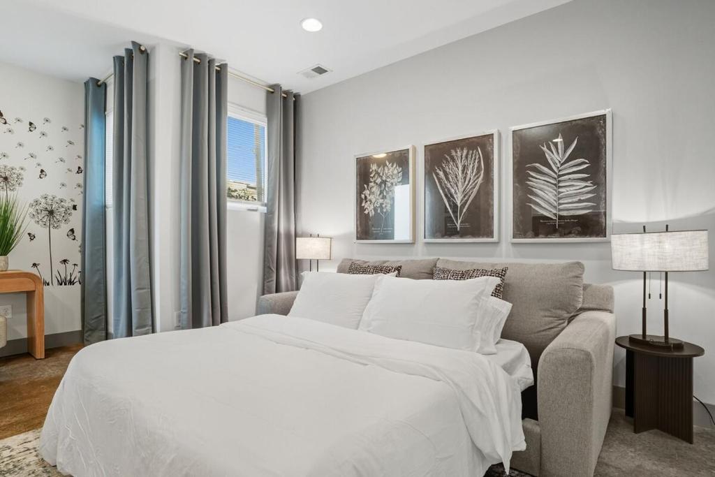 Ένα ή περισσότερα κρεβάτια σε δωμάτιο στο 3BR and 3BA 5 Min DT Firepit Patio and Sleeps 10