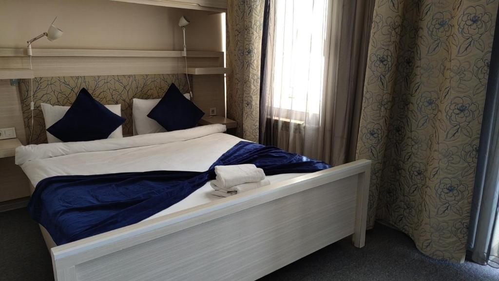 Un dormitorio con una cama grande con sábanas azules. en Sea View Apartments Baku, en Baku