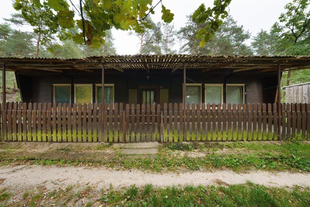 an old house behind a wooden fence at Bungalow 35 - Kimbucht in Reichendorf
