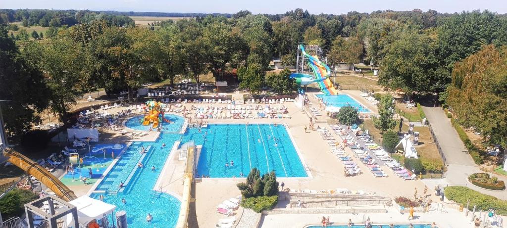 モラフスケ・トプリツェにあるHiška La Vita Kamp Terme 3000 Moravske Toplice vključeno 3x KOLO Športni rekviziti, Igračeの遊園地の大型プールの上から見渡せる