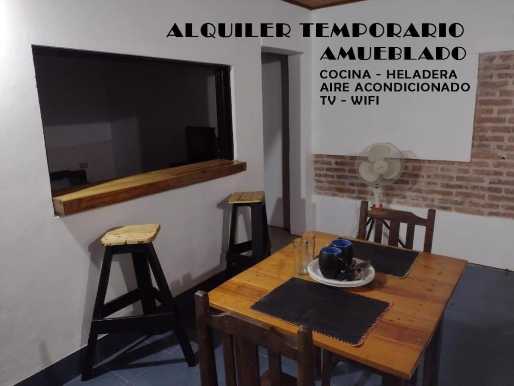 ein Esszimmer mit Tisch und Stühlen und einem Fernseher in der Unterkunft la Cruz 1 in Formosa