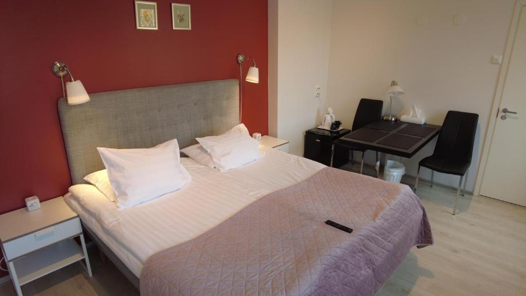 une chambre avec un grand lit et un bureau dans l'établissement Lapin Satu, à Posio