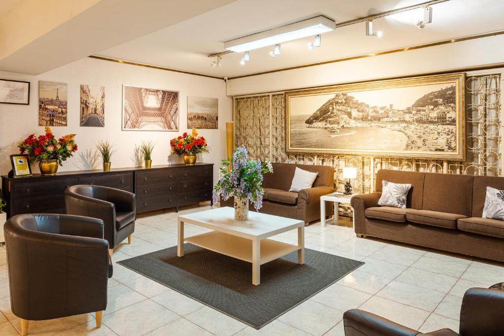 a living room with couches and a coffee table at Checkin Travé in Figueres