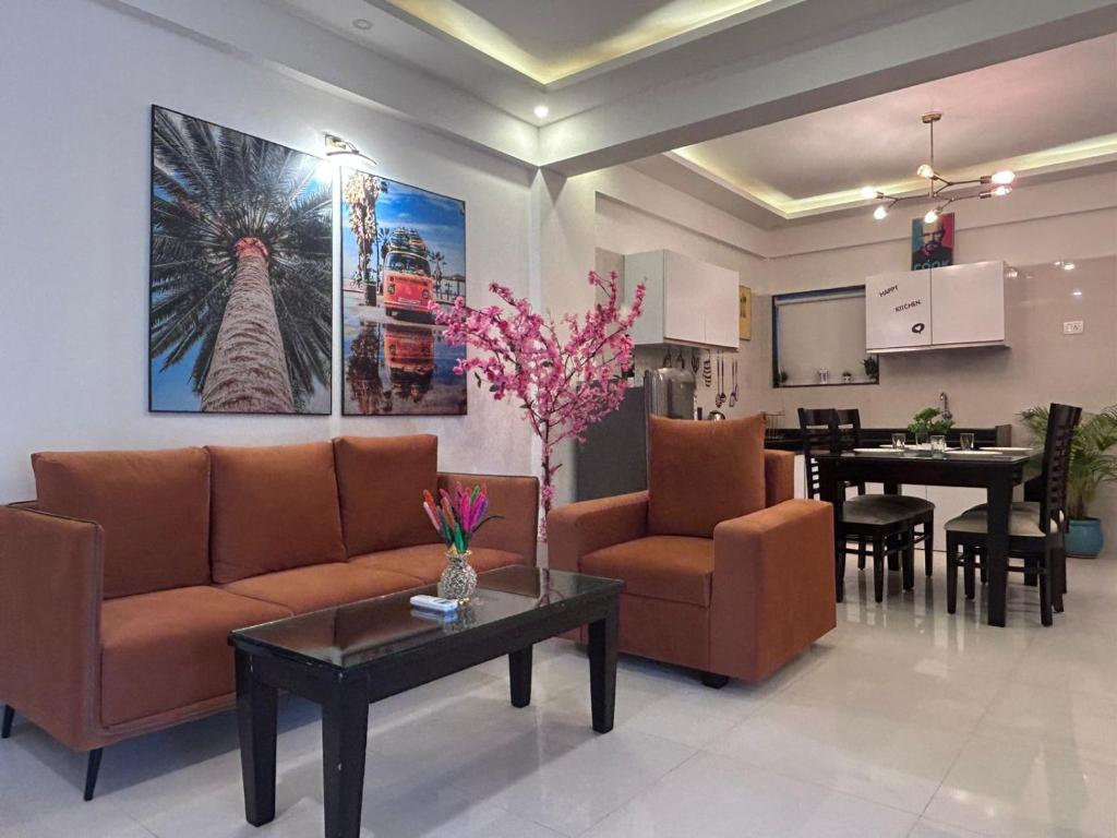 アンジュナにあるNayaab by Leo Homes - 2BHK Flat near Anjuna Beachのソファのあるリビングルームとダイニングルーム