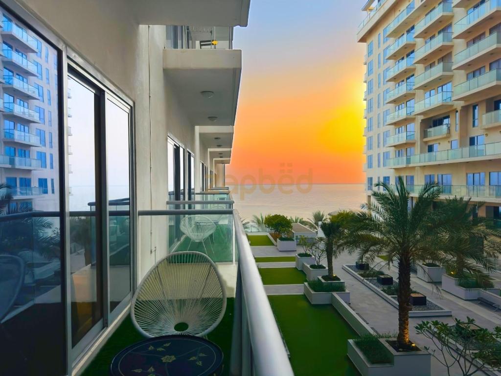Appartamento dotato di balcone con vista sulla spiaggia. di ZAPBED HOUSE -Rak F 201 a Ras al Khaimah