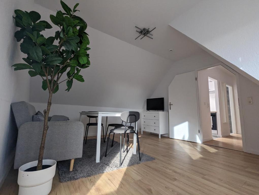 un salon avec une table et une plante en pot dans l'établissement 3-Zimmer Apartment in Wittenberge, à Wittenberge