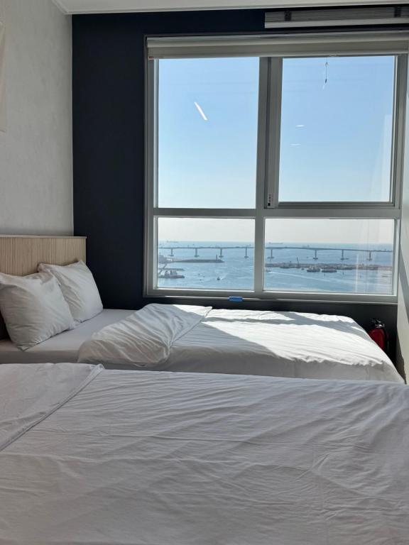 Ένα ή περισσότερα κρεβάτια σε δωμάτιο στο 더베이먼트레지던스