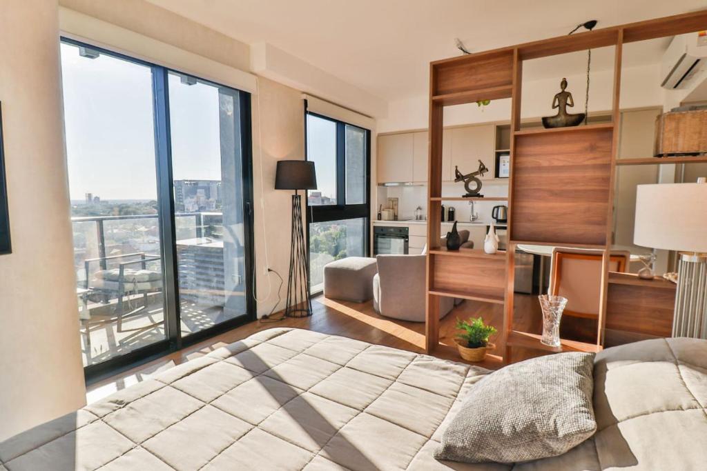 une chambre avec un lit et une grande fenêtre dans l'établissement New Studio by Shop del Sol in Prime Location, à Asuncion