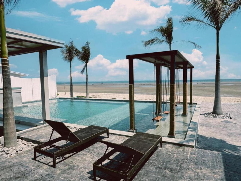 Piscina de la sau aproape de De Mer Resort Rayong