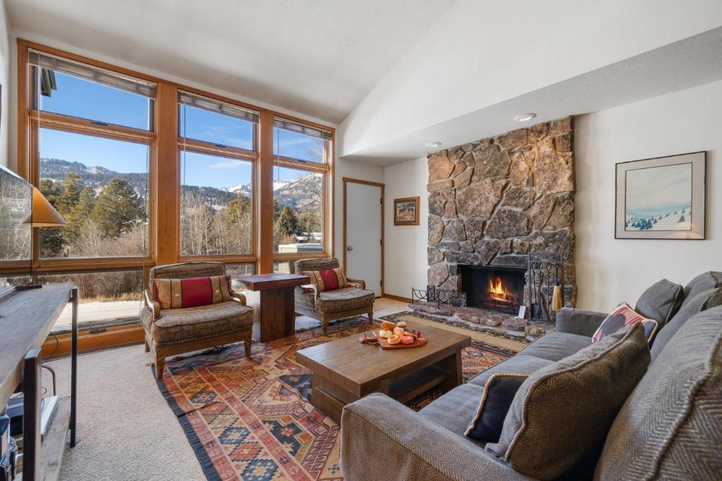 ウィルソンにあるRMR: Wheatgrass 2222 Condo in The AspensWilsonWYのソファと暖炉のあるリビングルーム