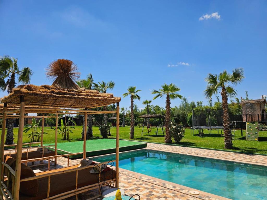 Piscina de la sau aproape de Maison D'hôte - Villa Privée et Paisible avec Déj' Marocain Offert