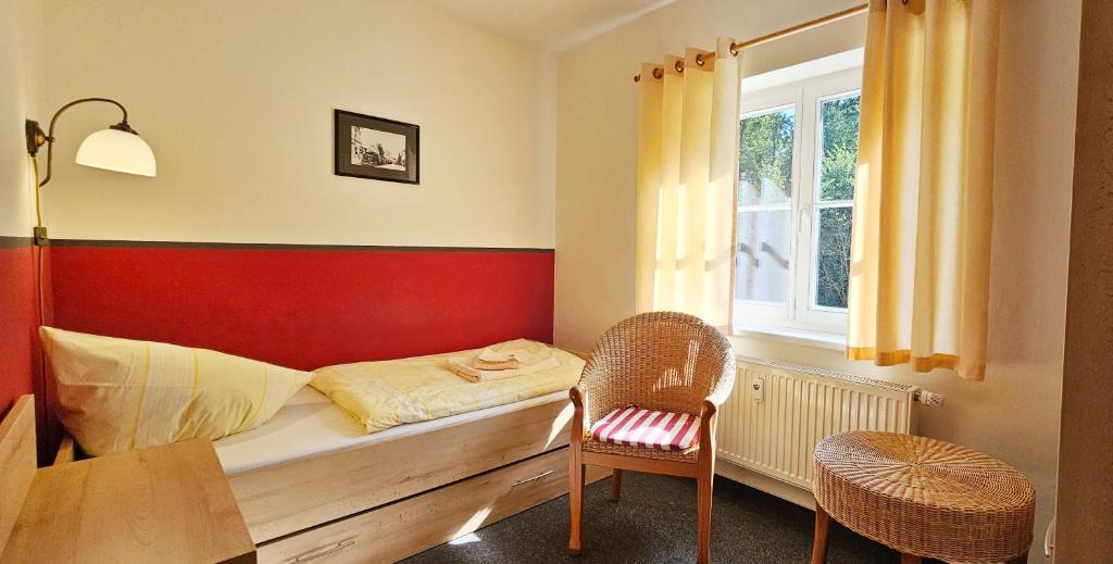 海利根达姆Mollibahnhof - Heiligendamm Mollibahnhof Heiligendamm EZ 03的一间卧室，里面有一张床、一张桌子和一把椅子