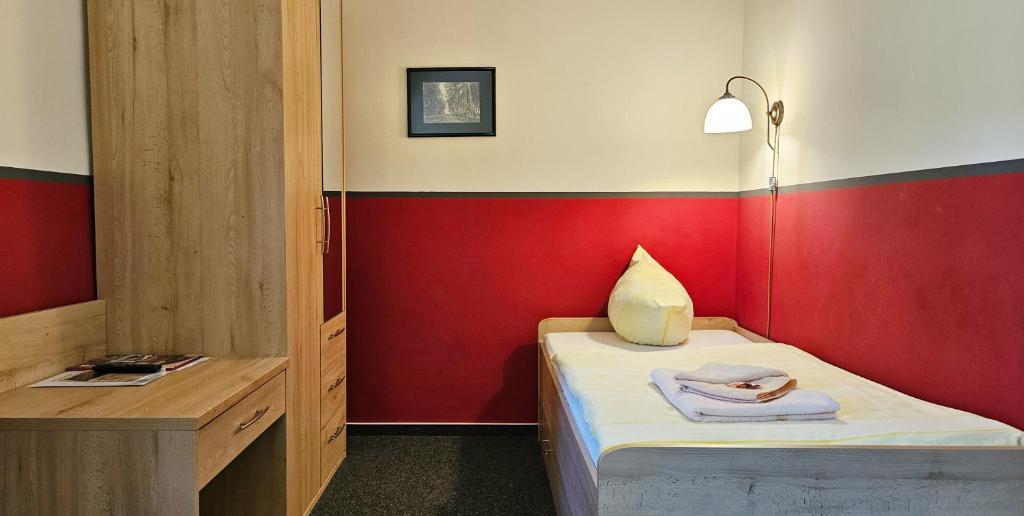 Piccola camera con letto a parete rossa. di Mollibahnhof - Heiligendamm Mollibahnhof Heiligendamm EZ 01 a Heiligendamm