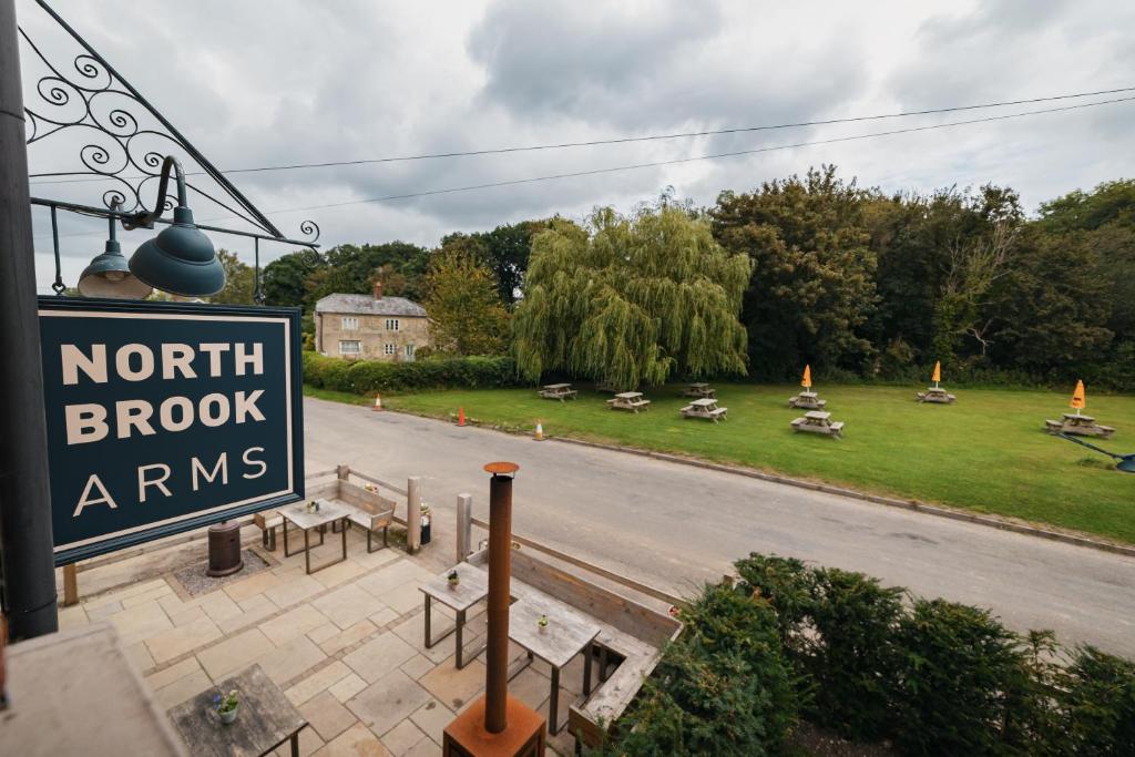 West StrattonにあるNorthbrook Armsのノースブルックファームの看板と通り