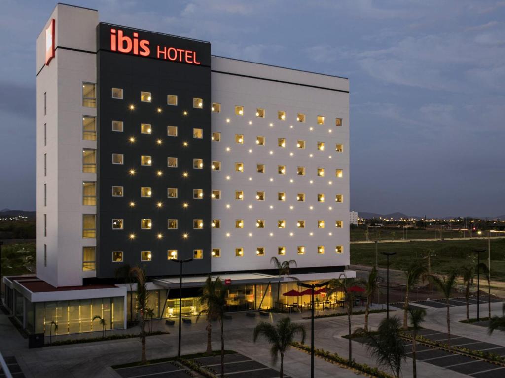 a hotel with a sign on the side of a building at Ibis Mazatlan Marina in Mazatlán