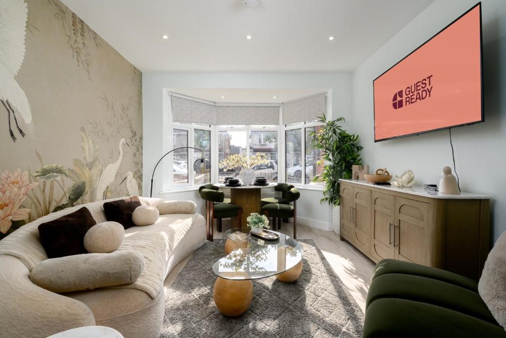 ein Wohnzimmer mit Sofa und Tisch in der Unterkunft Greenford Apartments in Perivale