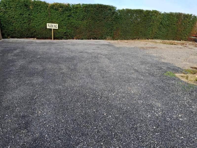 een lege parkeerplaats met een straatnaambord erop bij La jonquiere camping in Landouzy-la-Cour