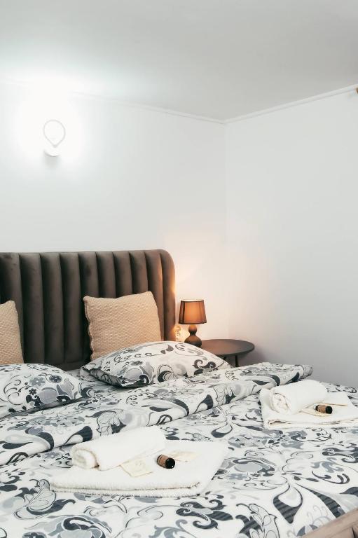 two beds sitting next to each other in a bedroom at CasaMaria in Slănic-Moldova