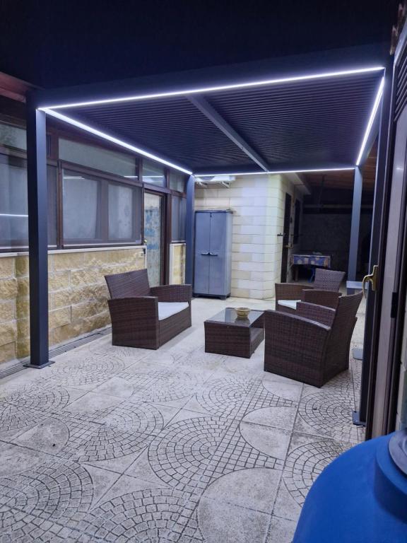 una habitación con sofás y una mesa y una habitación con en VILLA DEI CICAS, en Taranto