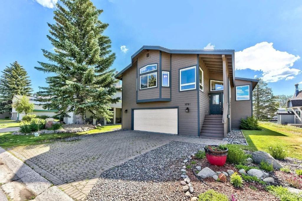 una casa con un garaje y un árbol en 1759 Venice Drive home, en Tahoe Keys