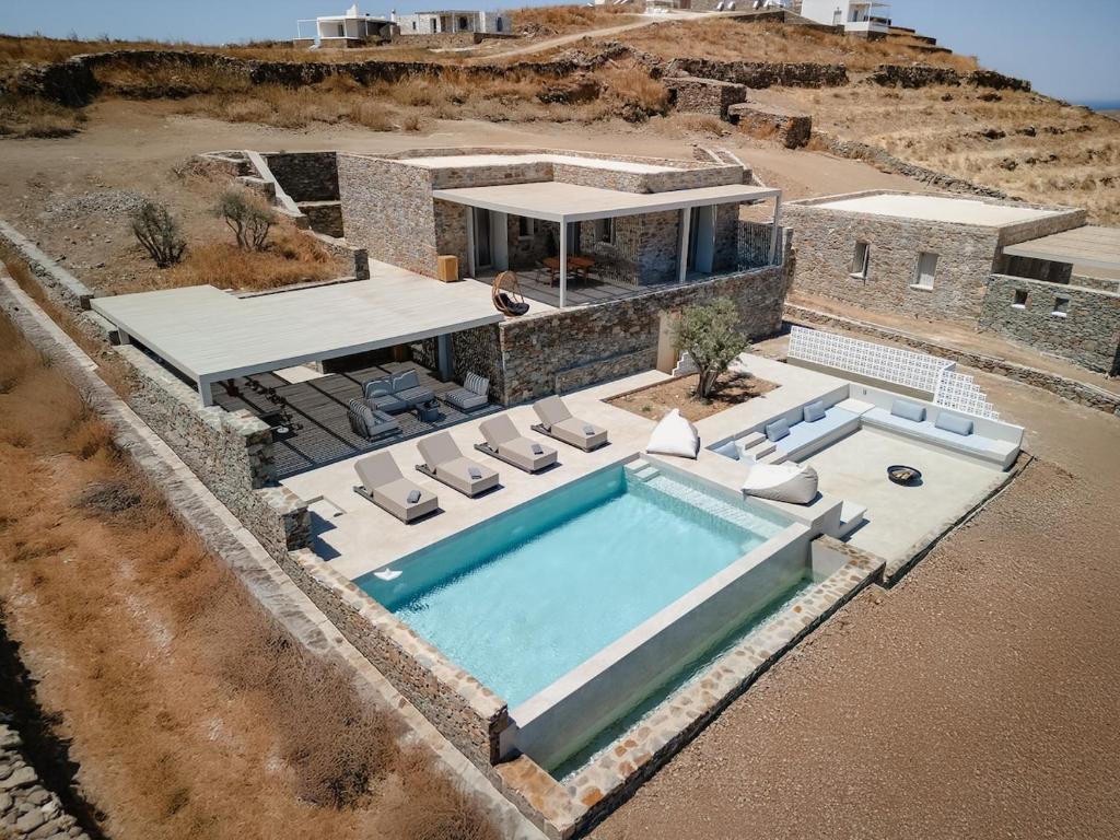 キスノスにあるIdylle Kythnos Villaのプール付きの家の航空写真
