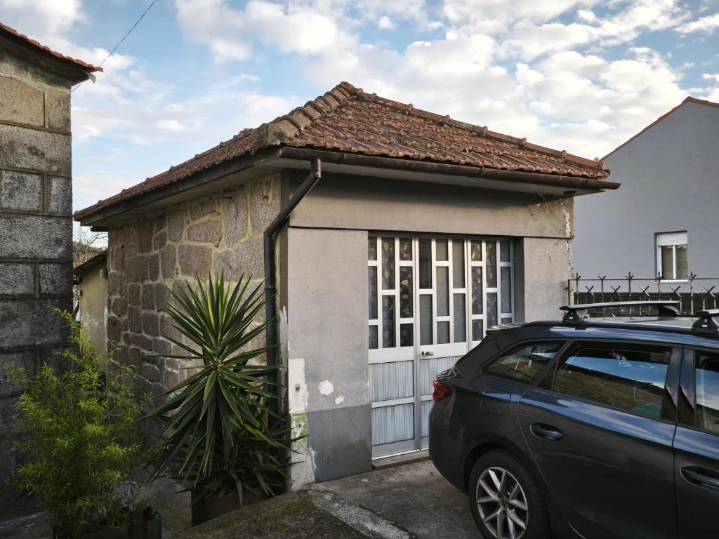 un'auto parcheggiata di fronte a un garage di Agra Pet Studio I a Milheirós