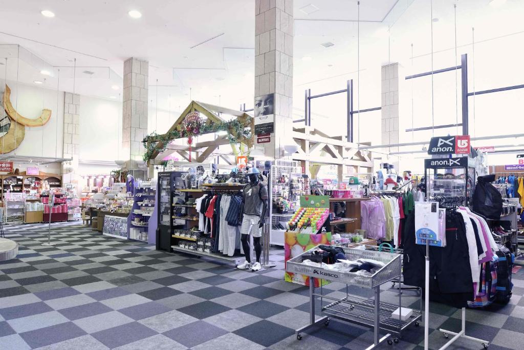 Supermarket nebo jiné obchody v  hotelu nebo okolí