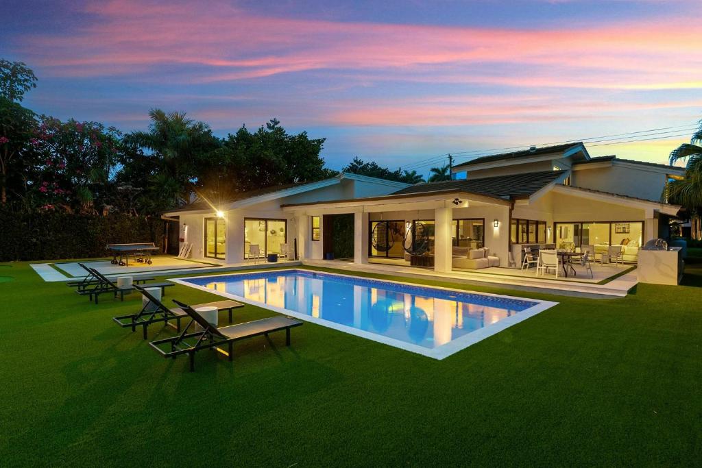 a house with a swimming pool in the yard at Villa Viva Miami in Hallandale Beach