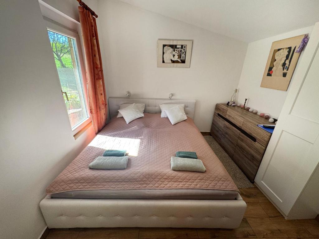 LábdiにあるBadacsony Hegypanoráma Apartmanの窓のある部屋にベッドがある寝室