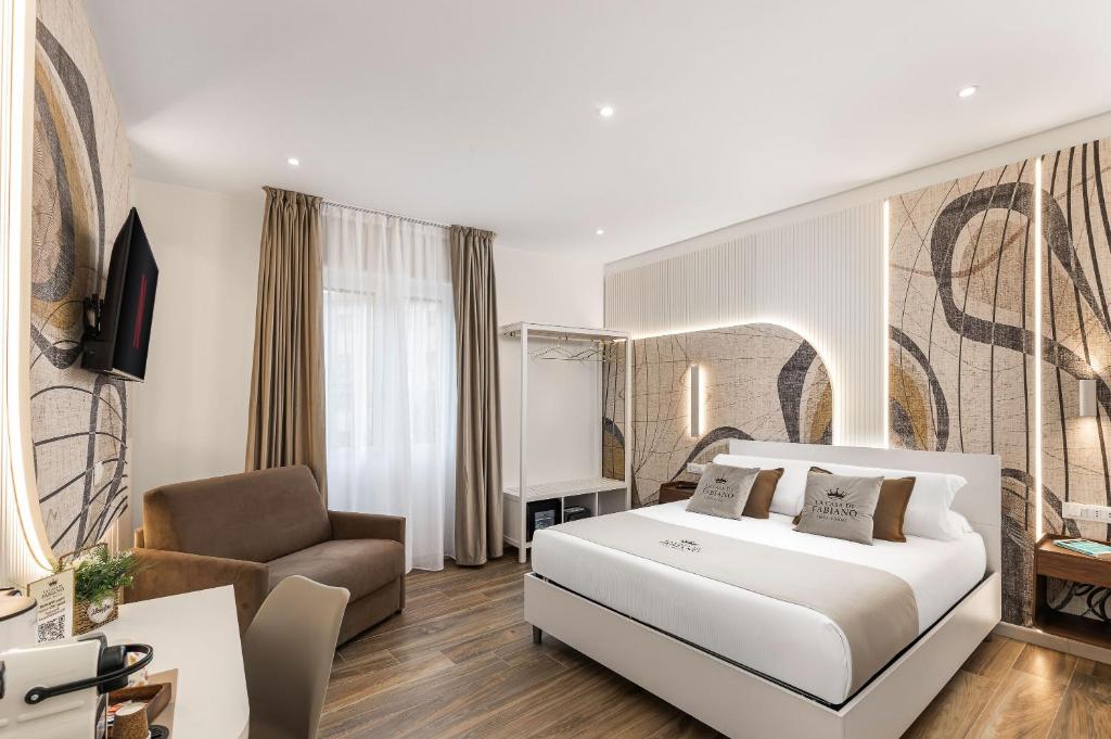 een hotelkamer met een bed en een stoel bij La Casa di Fabiano - Self Check-in in Bologna