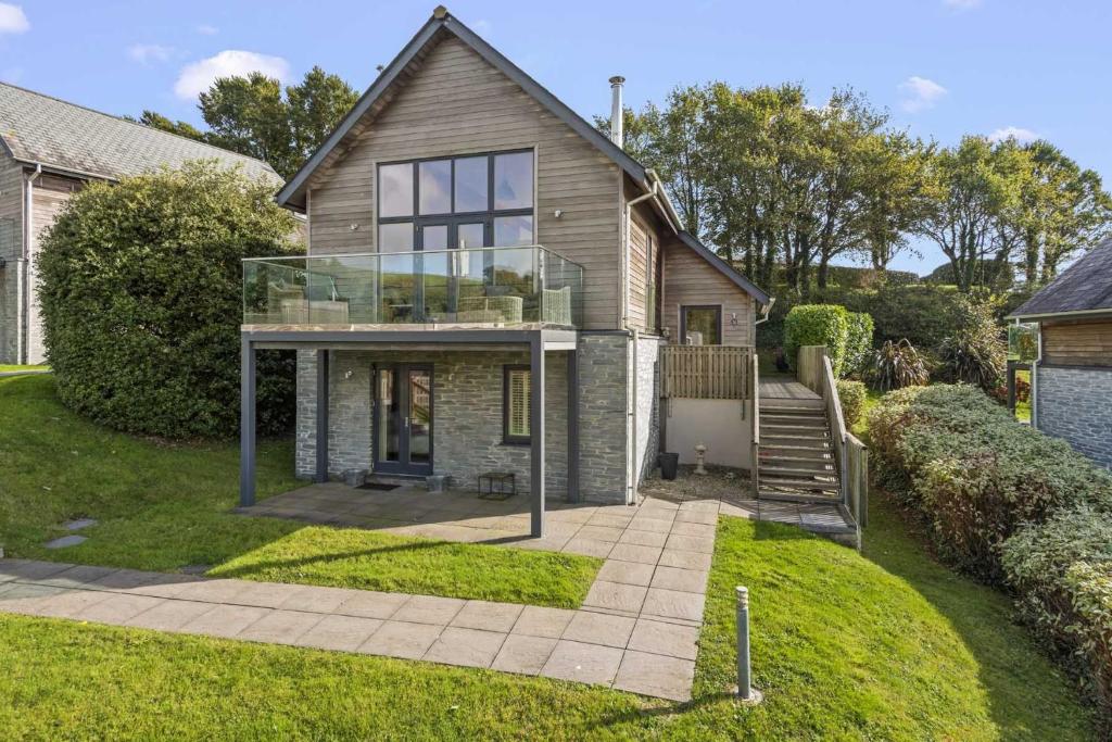 a house with a glass facade on a yard at House 31 in Looe