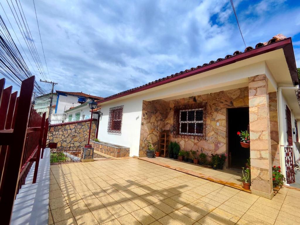 a house with a courtyard in front of it at Pousada Sinhazinha in Diamantina