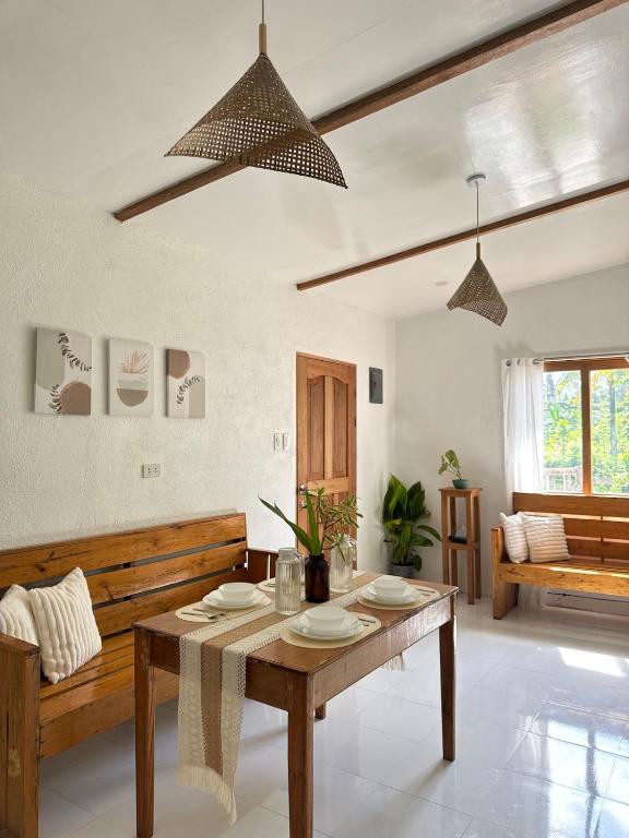 un salon avec une table et un canapé dans l'établissement Casa Ilios - a peaceful 2BR home in Poblacion 5, General Luna, à Catagnan