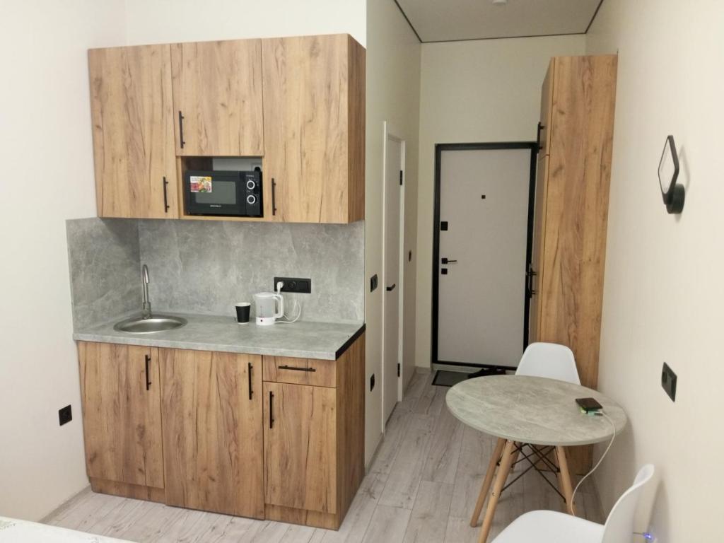 Η κουζίνα ή μικρή κουζίνα στο Design Studio с современным интерьером