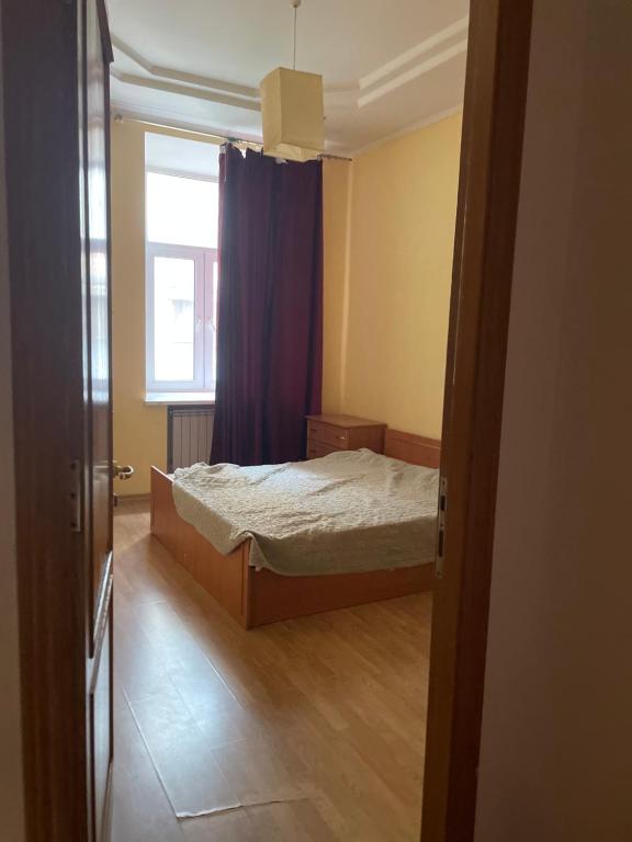 Un dormitorio pequeño con una cama y una ventana. en Good Dreams Mini Otel, en Kiev