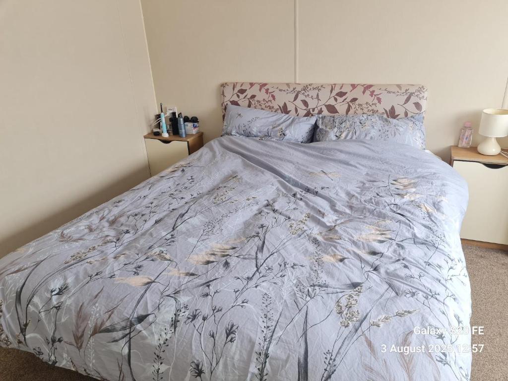 Lytchett MinsterにあるWillerby Escapesのベッドルーム1室(ベッド1台、白とグレーの掛け布団付)