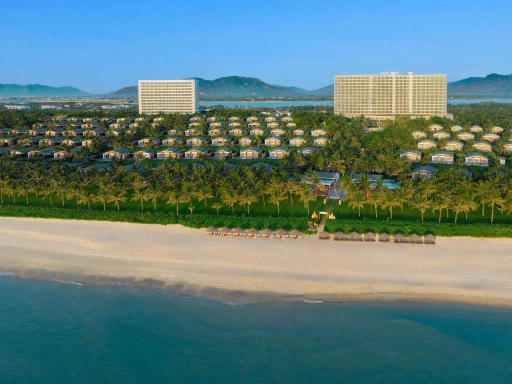 une vue aérienne d'un complexe hôtelier sur la plage dans l'établissement Mövenpick Resort Cam Ranh, à Cam Ranh
