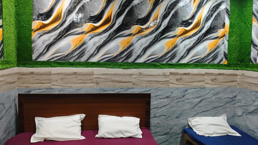 una pared con una pintura de una montaña en Krishan Kripa Dham Near Banke Bihari ji Temple, en Vrindāvan