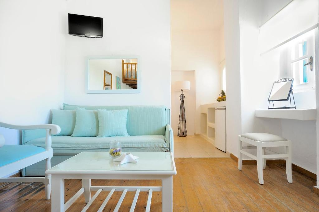 TV a/nebo společenská místnost v ubytování Mykonos Beach Hotel