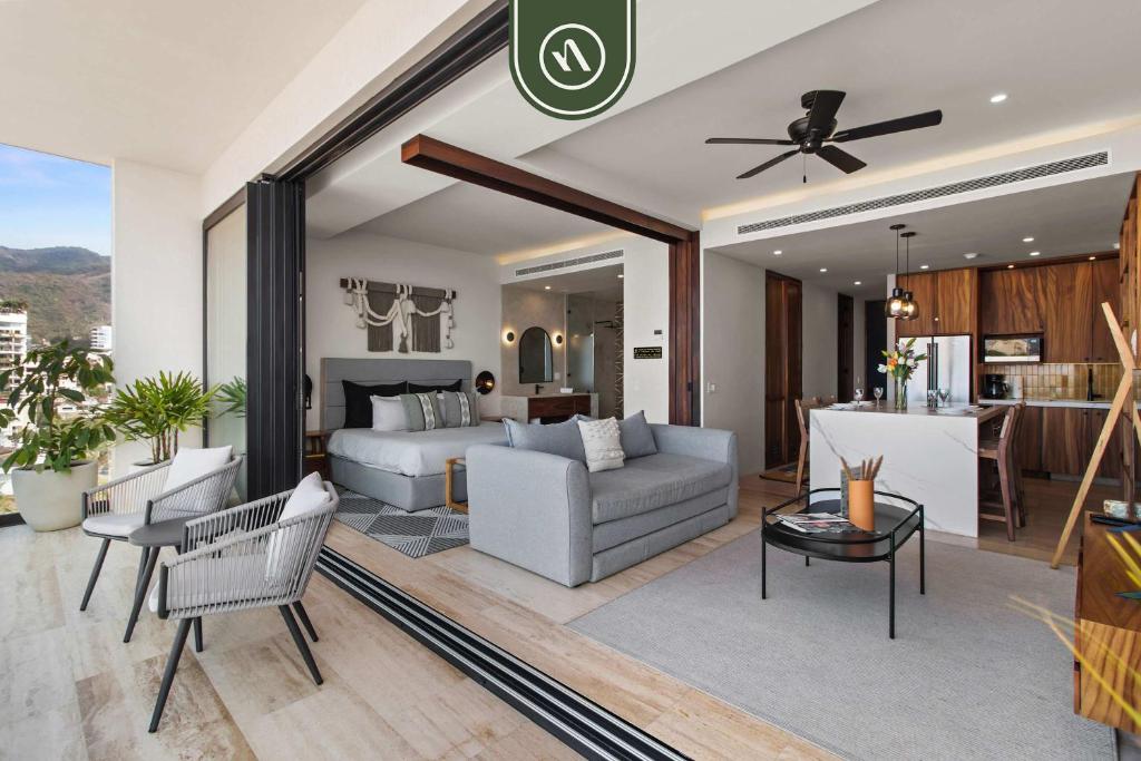 Χώρος καθιστικού στο Luxury Oceanview Condo - Rooftop Pool - Downtown