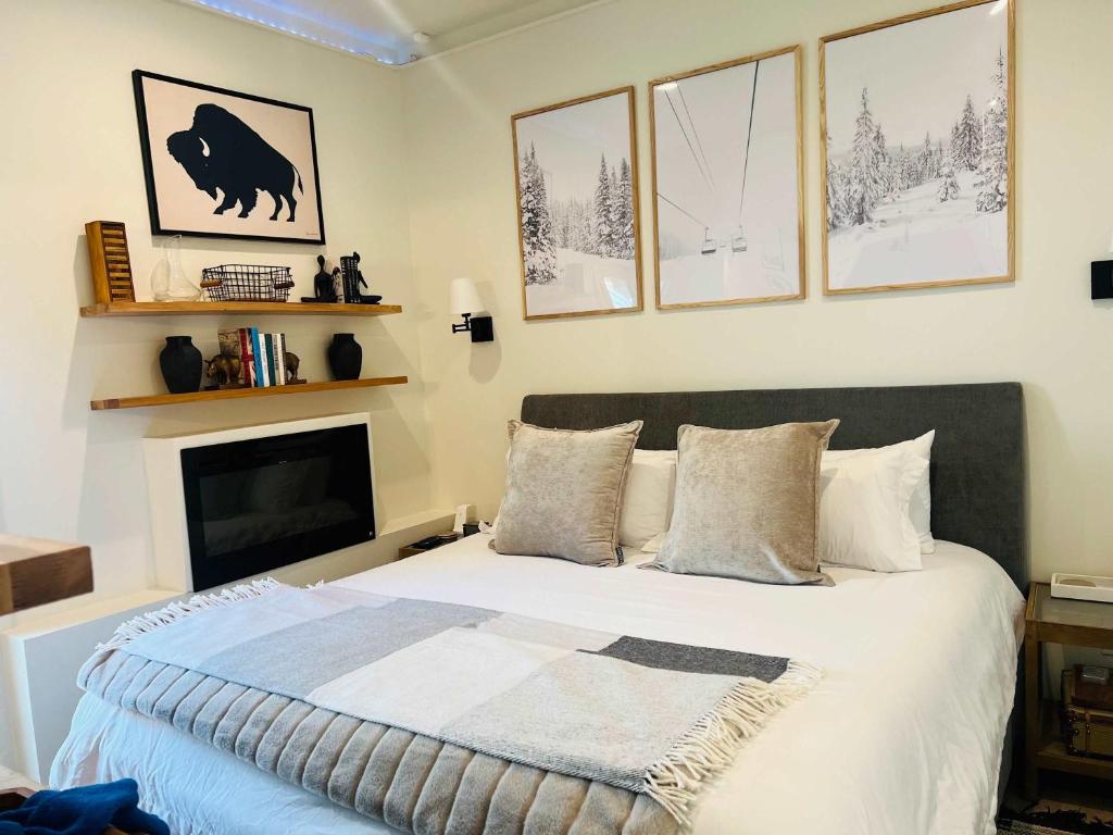 een slaapkamer met een groot bed en een open haard bij Stylish King Suite-FP-Hot Tub-Walk to All In OT in Park City