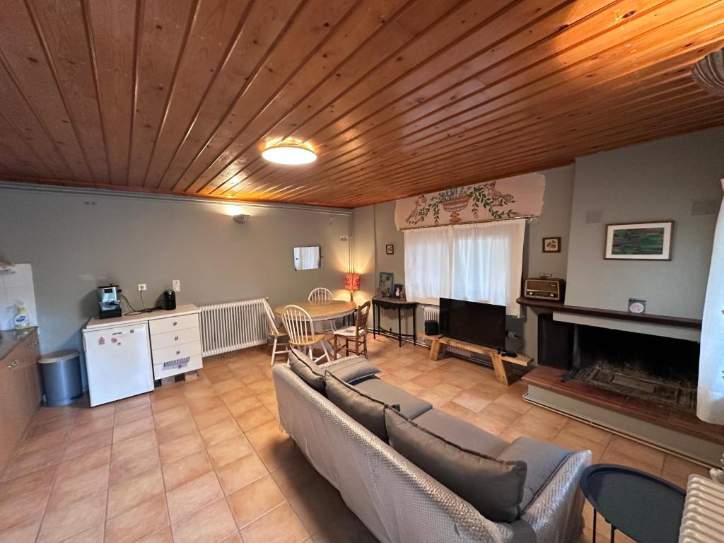 a living room with a couch and a table at Η Μεγάλη Χαρούμενη Αρκούδα in Pávliani