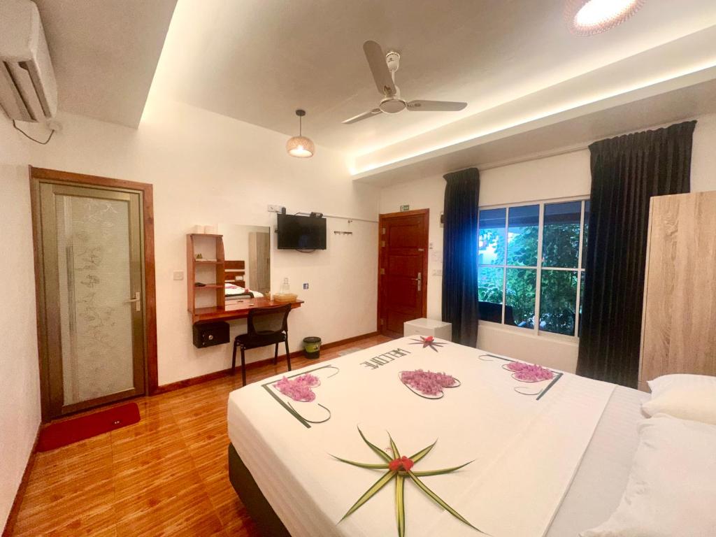 Thoddoo Island Life - 15