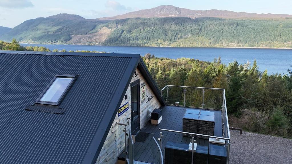 Casa con balcón con vistas al lago en The Loft at Log Ness, en Inverness